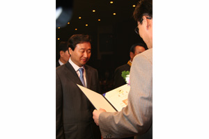 신준식 명예이사장 2006년 보건의 날 국민훈장 동백장 수상