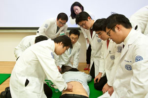 서로의 몸에 침을 놓으며  침술 교육을 실시하고 있다(2011년 의료진 교육)