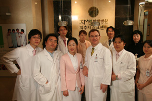 2006년 인터내셔널클리닉을 오픈하여 자생비수술치료법을 본격적으로 세계화하기 시작했다.