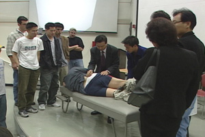 2003년 미국 UC 어바인 의과대학 학생들을 대상으로 자생비수술척추치료를 시연했다.