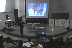 2002년 미국 UC 어바인 의과대학에서 자생비수술척추치료법에 대한 강의를 진행했다.